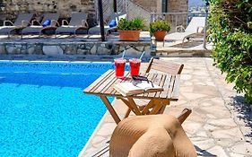 Aphrodite'S Pool Retreat